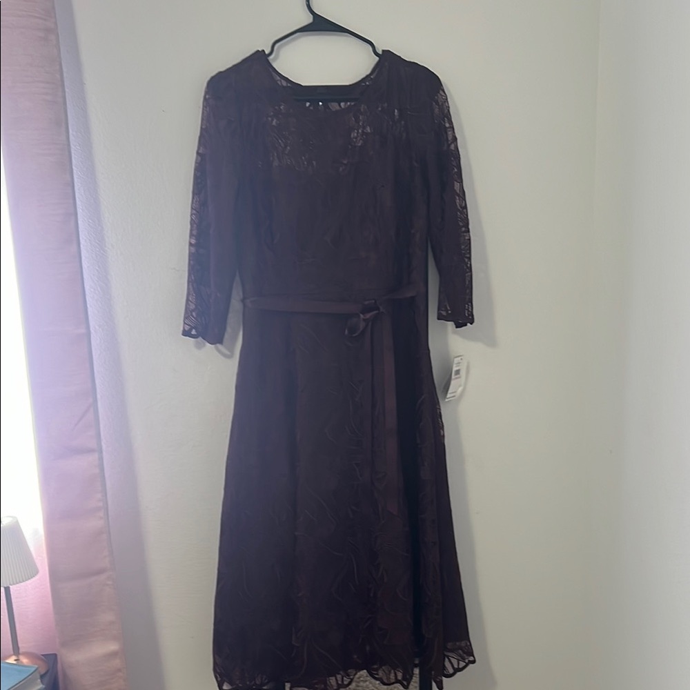 Elegant Lace Midi Dress in Brown